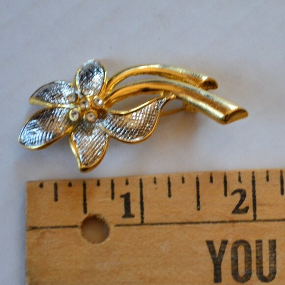 Vtg  goldtone flower brooch - Picture 4 of 4